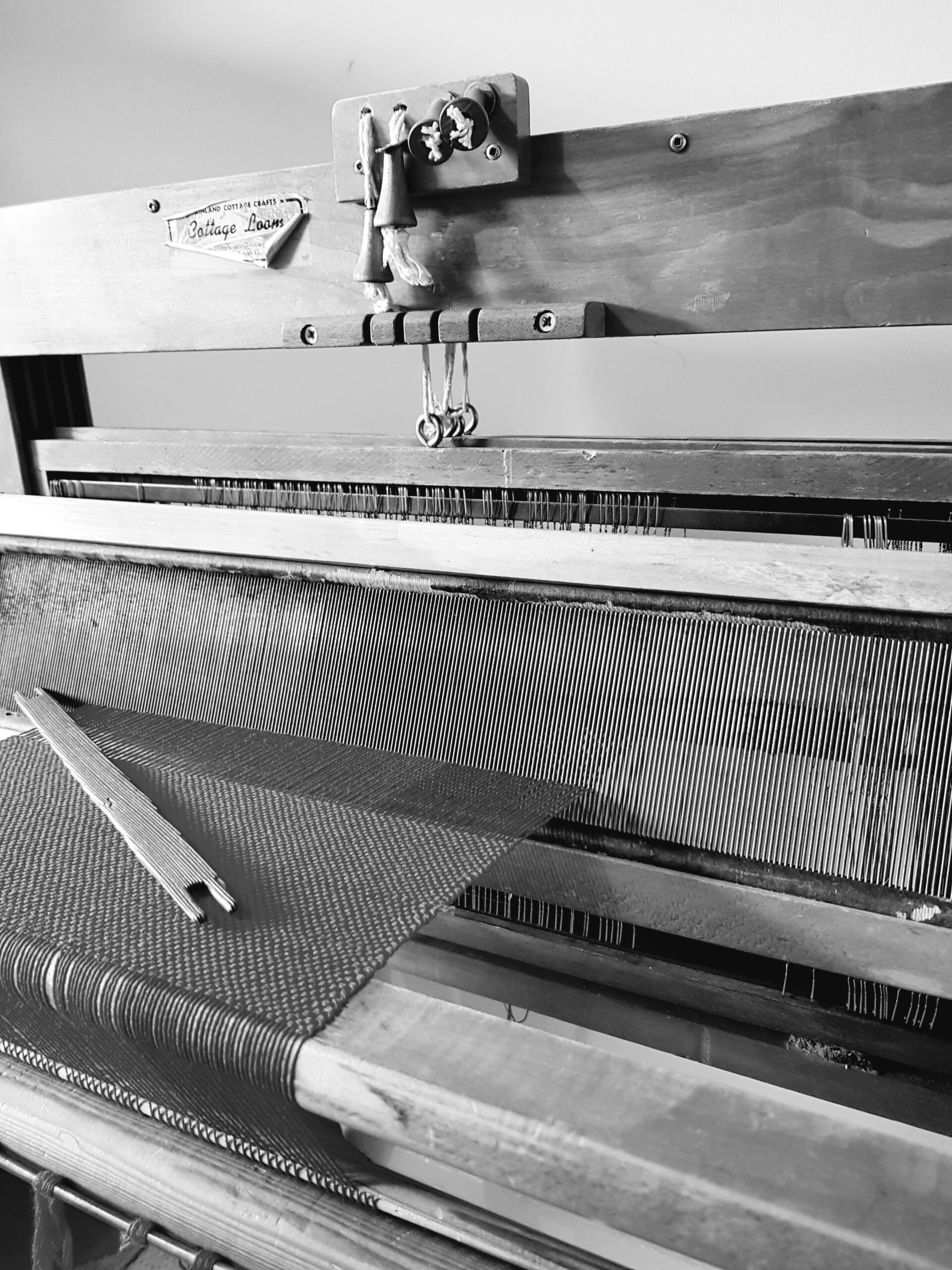 Table loom in black and white